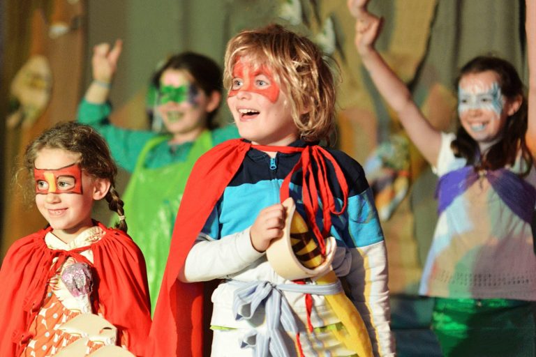Apprendre en jouant : quand le théâtre et le mouvement libèrent la langue